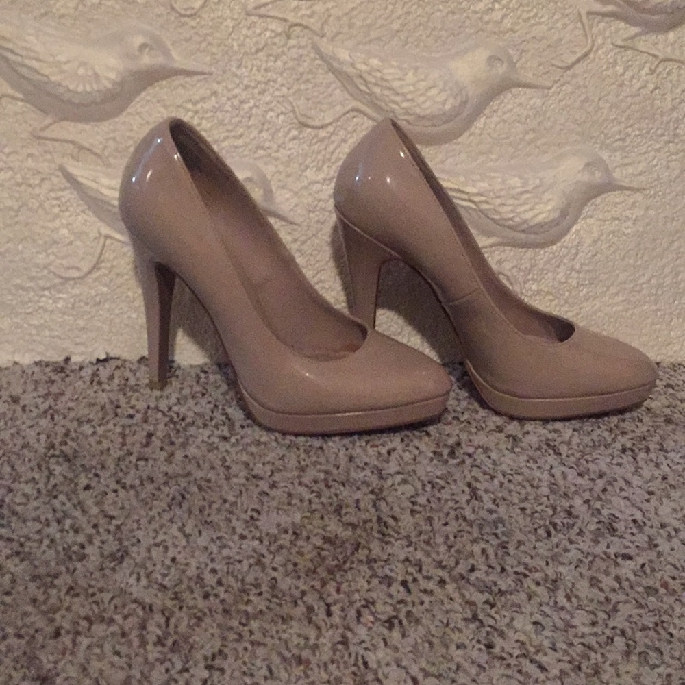 Nude pumps